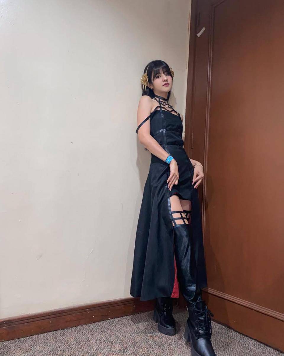 inspirasi outfit dengan sepatu boots ala Vonny Felicia (instagram.com/vonnyfelicia)
