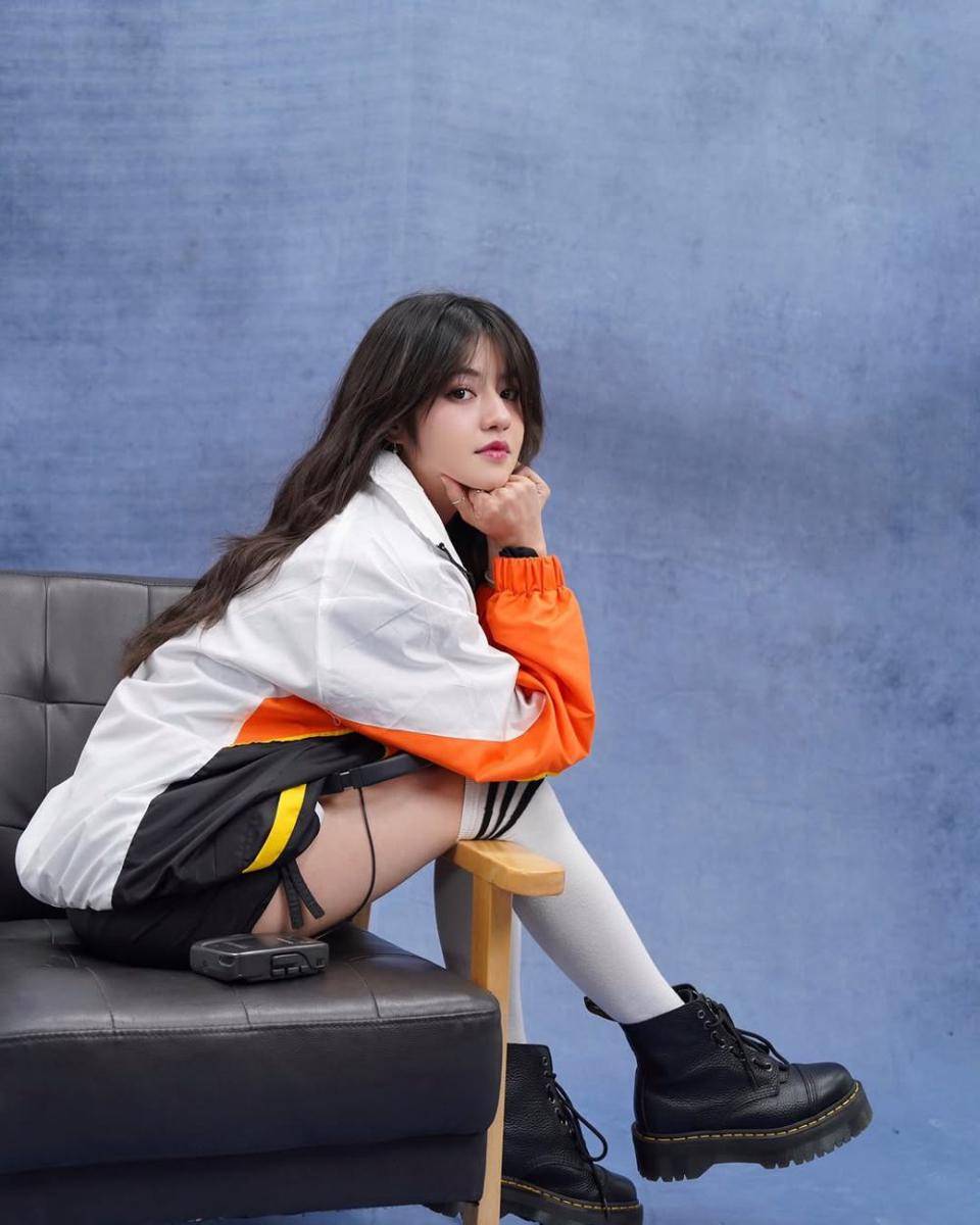 inspirasi outfit dengan sepatu boots ala Vonny Felicia (instagram.com/vonnyfelicia)
