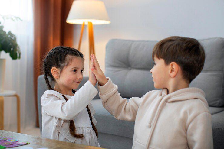 6 Tips Menguatkan Bonding Adik-Kakak, Biar Gak Canggung!