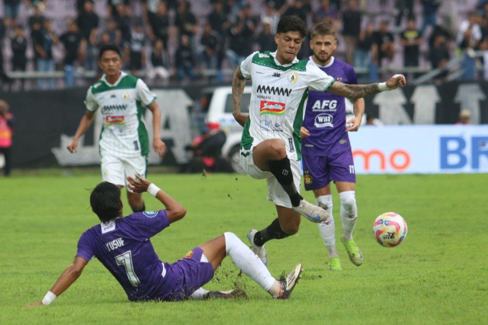Lapangan Menggenang Imbas Hujan Deras, Persik Vs PSS Imbang Tanpa Gol