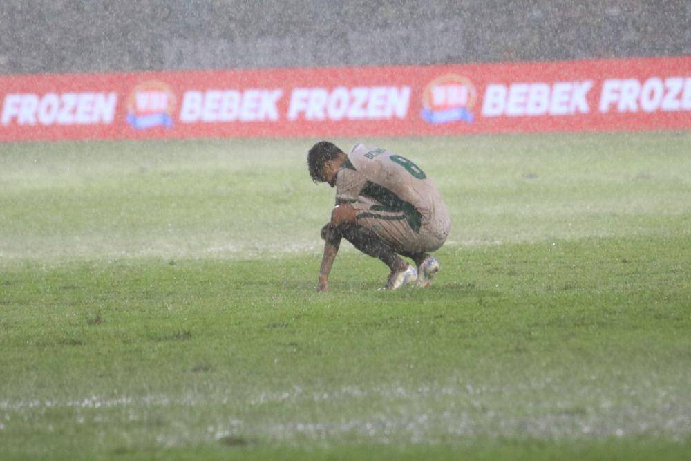 Laga Persik Kediri kontra PSS Sleman di Stadion Brawijaya, Kediri, Jawa Timur, Minggu (19/1/2025). (ANTARA FOTO/Prasetia Fauzani)