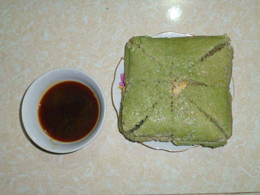 ilustrasi banh chung dan sugarcane syrup (commons.wikimedia.org/Hungda)