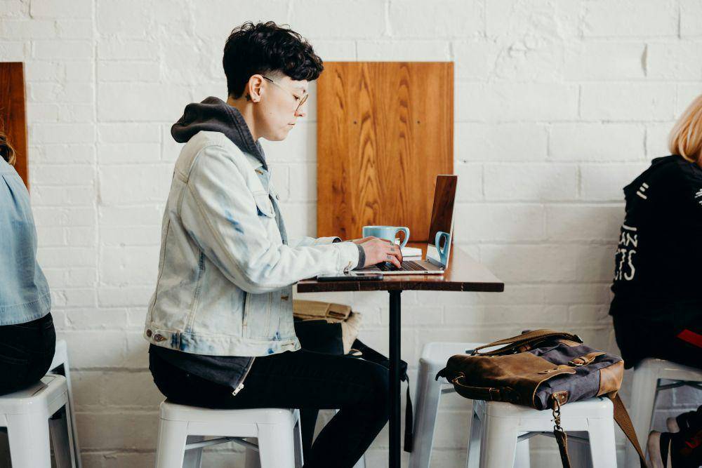 ilustrasi freelancer yang lebih memilih untuk bekerja di coffee shop (unsplash.com/Brooke Cagle)