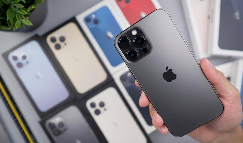 ilustrasi iPhone 13 Pro Max warna space grey (unsplash.com/Daniel Romero)
