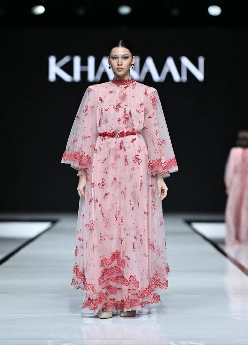 Koleksi 'Atirah' dari KHANAAN dalam fashion show Garis Poetih Raya Festival 2025 pada Jumat (17/1/2025), di City Hall, Pondok Indah Mall 3, Jakarta Selatan. (dok. Garis Poetih)