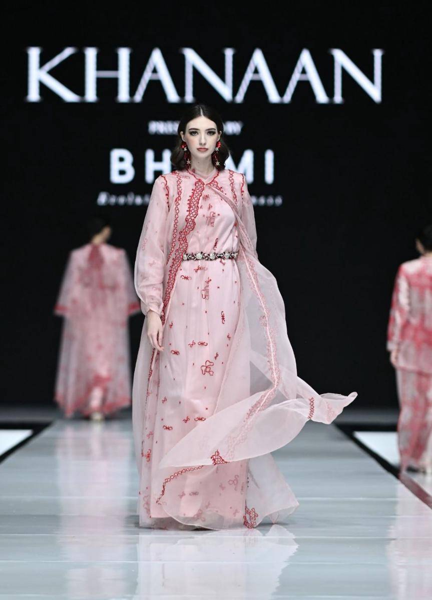 Koleksi 'Atirah' dari KHANAAN dalam fashion show Garis Poetih Raya Festival 2025 pada Jumat (17/1/2025), di City Hall, Pondok Indah Mall 3, Jakarta Selatan. (dok. Garis Poetih)