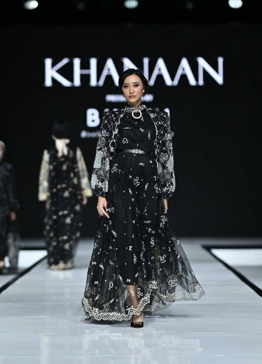 Koleksi 'Atirah' dari KHANAAN dalam fashion show Garis Poetih Raya Festival 2025 pada Jumat (17/1/2025), di City Hall, Pondok Indah Mall 3, Jakarta Selatan. (dok. Garis Poetih)