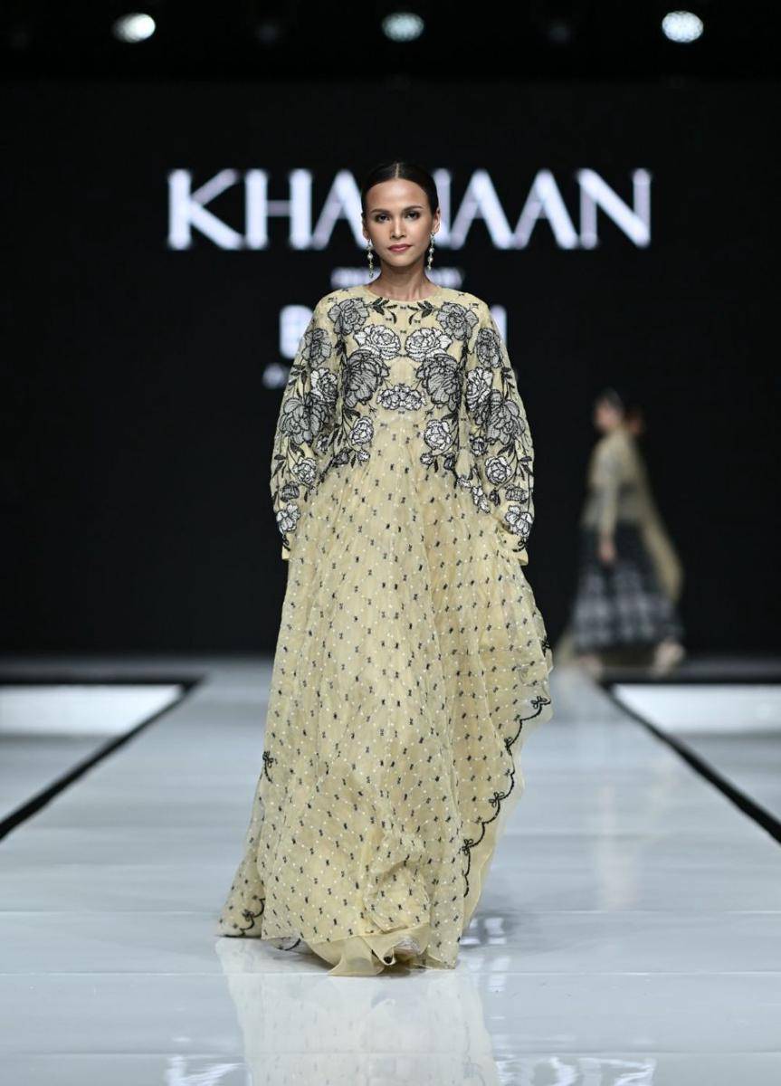 Koleksi 'Atirah' dari KHANAAN dalam fashion show Garis Poetih Raya Festival 2025 pada Jumat (17/1/2025), di City Hall, Pondok Indah Mall 3, Jakarta Selatan. (dok. Garis Poetih)