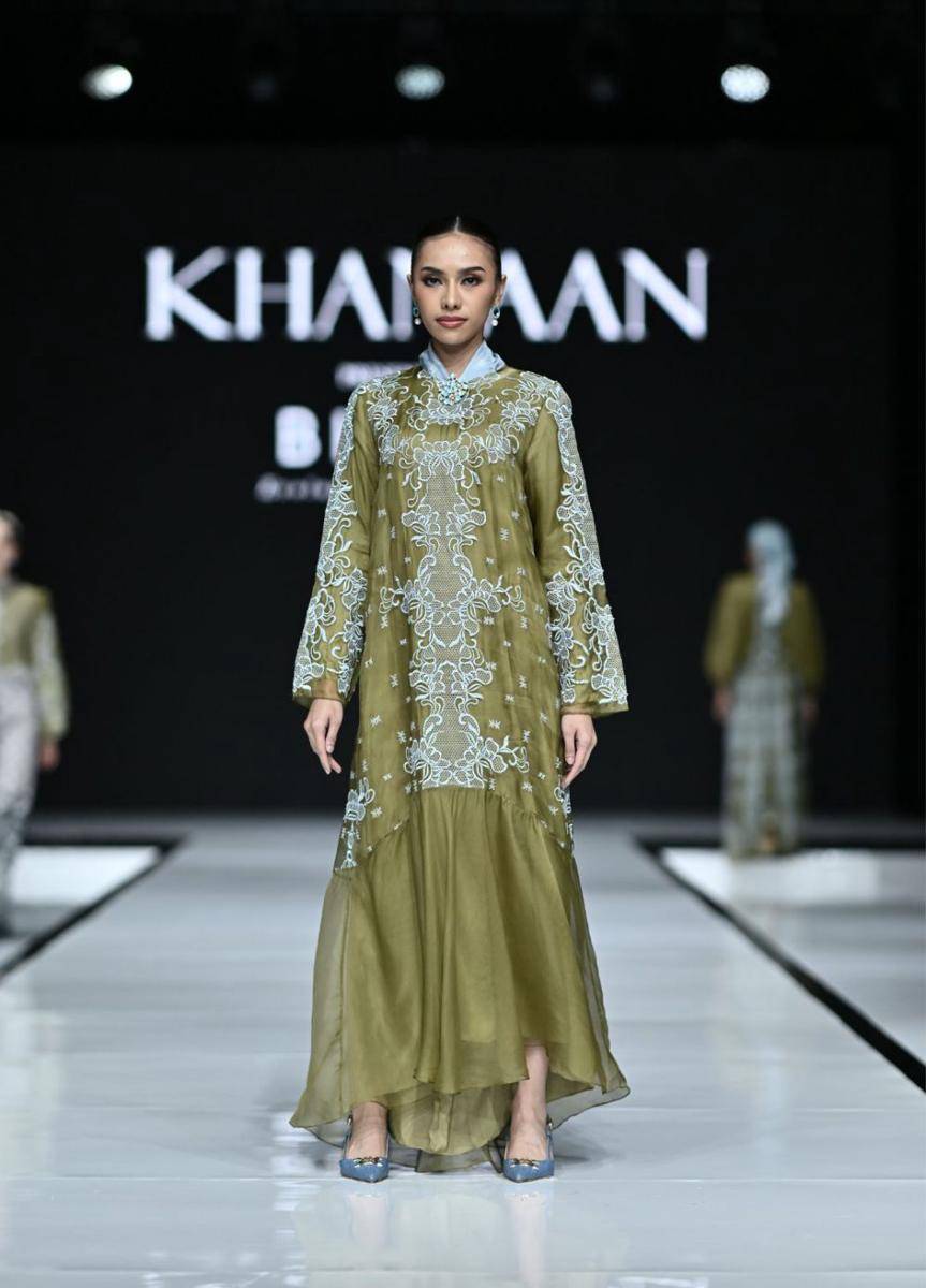 Koleksi 'Atirah' dari KHANAAN dalam fashion show Garis Poetih Raya Festival 2025 pada Jumat (17/1/2025), di City Hall, Pondok Indah Mall 3, Jakarta Selatan. (dok. Garis Poetih)