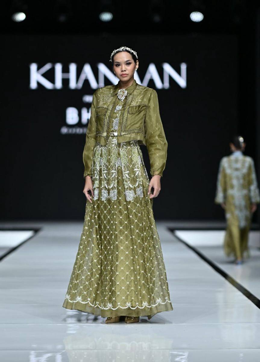 Koleksi 'Atirah' dari KHANAAN dalam fashion show Garis Poetih Raya Festival 2025 pada Jumat (17/1/2025), di City Hall, Pondok Indah Mall 3, Jakarta Selatan. (dok. Garis Poetih)