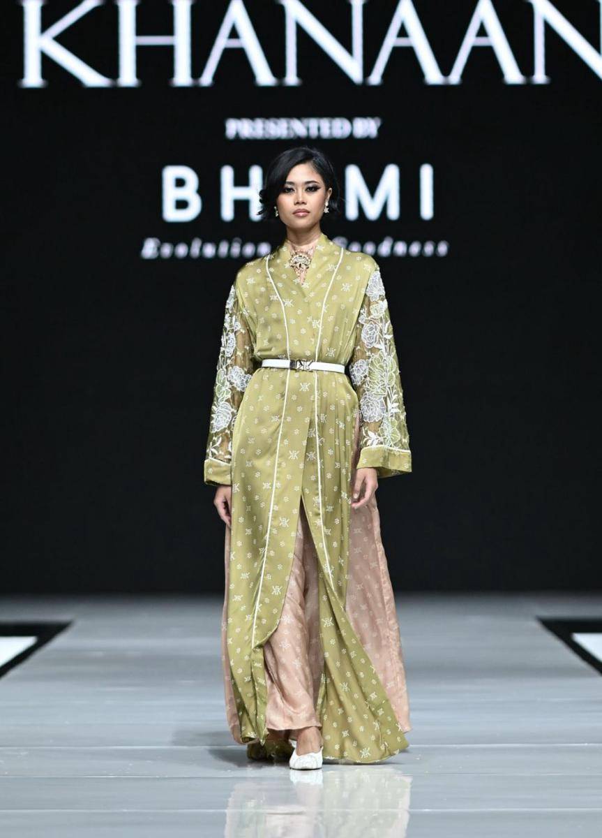 Koleksi 'Atirah' dari KHANAAN dalam fashion show Garis Poetih Raya Festival 2025 pada Jumat (17/1/2025), di City Hall, Pondok Indah Mall 3, Jakarta Selatan. (dok. Garis Poetih)