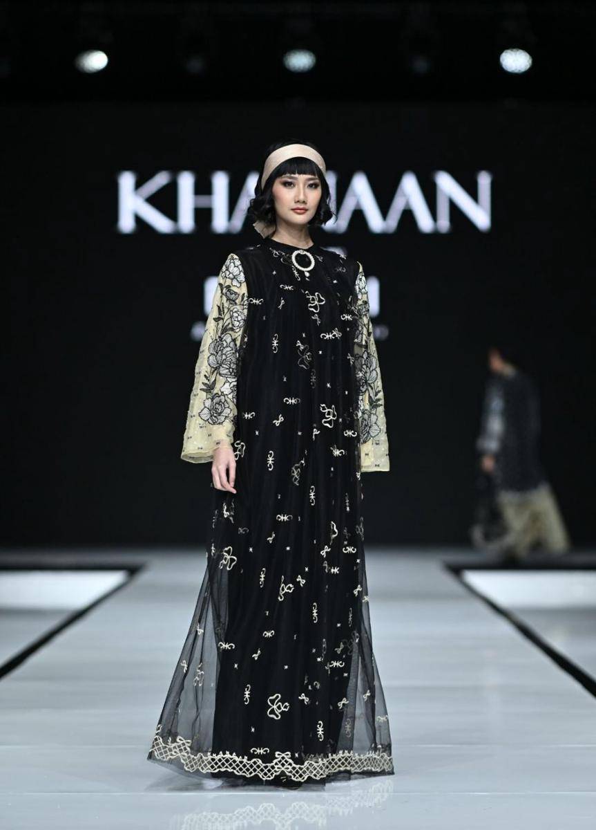 Koleksi 'Atirah' dari KHANAAN dalam fashion show Garis Poetih Raya Festival 2025 pada Jumat (17/1/2025), di City Hall, Pondok Indah Mall 3, Jakarta Selatan. (dok. Garis Poetih)
