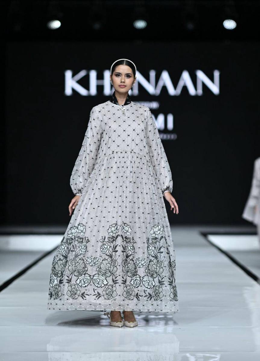 Koleksi 'Atirah' dari KHANAAN dalam fashion show Garis Poetih Raya Festival 2025 pada Jumat (17/1/2025), di City Hall, Pondok Indah Mall 3, Jakarta Selatan. (dok. Garis Poetih)