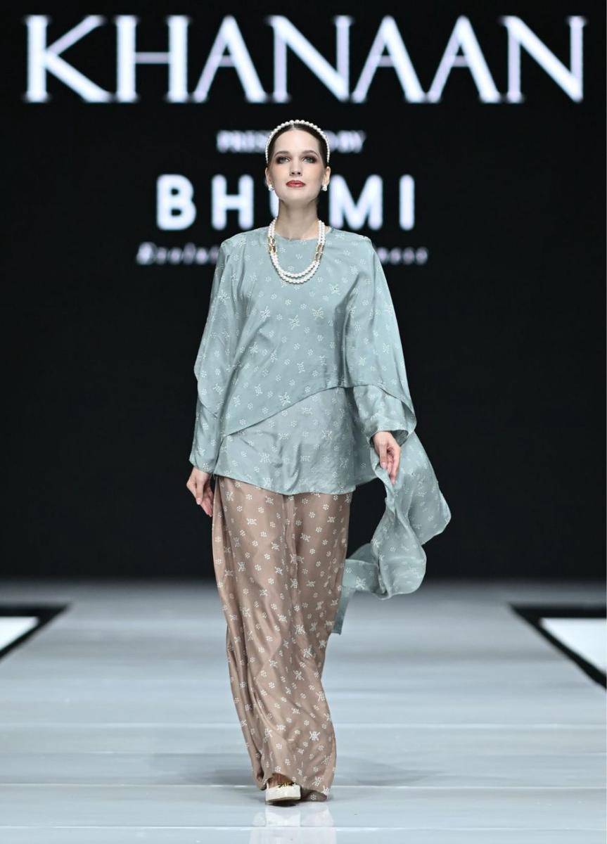 Koleksi 'Atirah' dari KHANAAN dalam fashion show Garis Poetih Raya Festival 2025 pada Jumat (17/1/2025), di City Hall, Pondok Indah Mall 3, Jakarta Selatan. (dok. Garis Poetih)