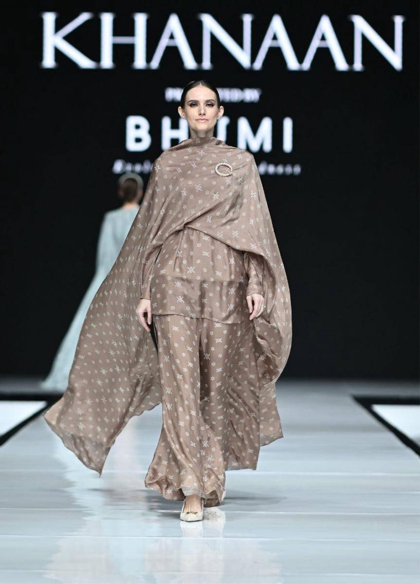Koleksi 'Atirah' dari KHANAAN dalam fashion show Garis Poetih Raya Festival 2025 pada Jumat (17/1/2025), di City Hall, Pondok Indah Mall 3, Jakarta Selatan. (dok. Garis Poetih)