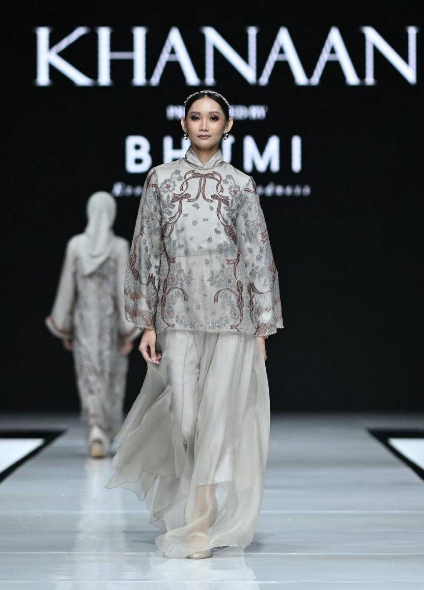 Koleksi 'Atirah' dari KHANAAN dalam fashion show Garis Poetih Raya Festival 2025 pada Jumat (17/1/2025), di City Hall, Pondok Indah Mall 3, Jakarta Selatan. (dok. Garis Poetih)