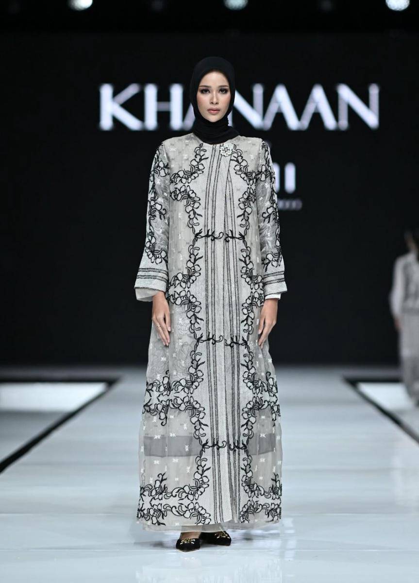 Koleksi 'Atirah' dari KHANAAN dalam fashion show Garis Poetih Raya Festival 2025 pada Jumat (17/1/2025), di City Hall, Pondok Indah Mall 3, Jakarta Selatan. (dok. Garis Poetih)