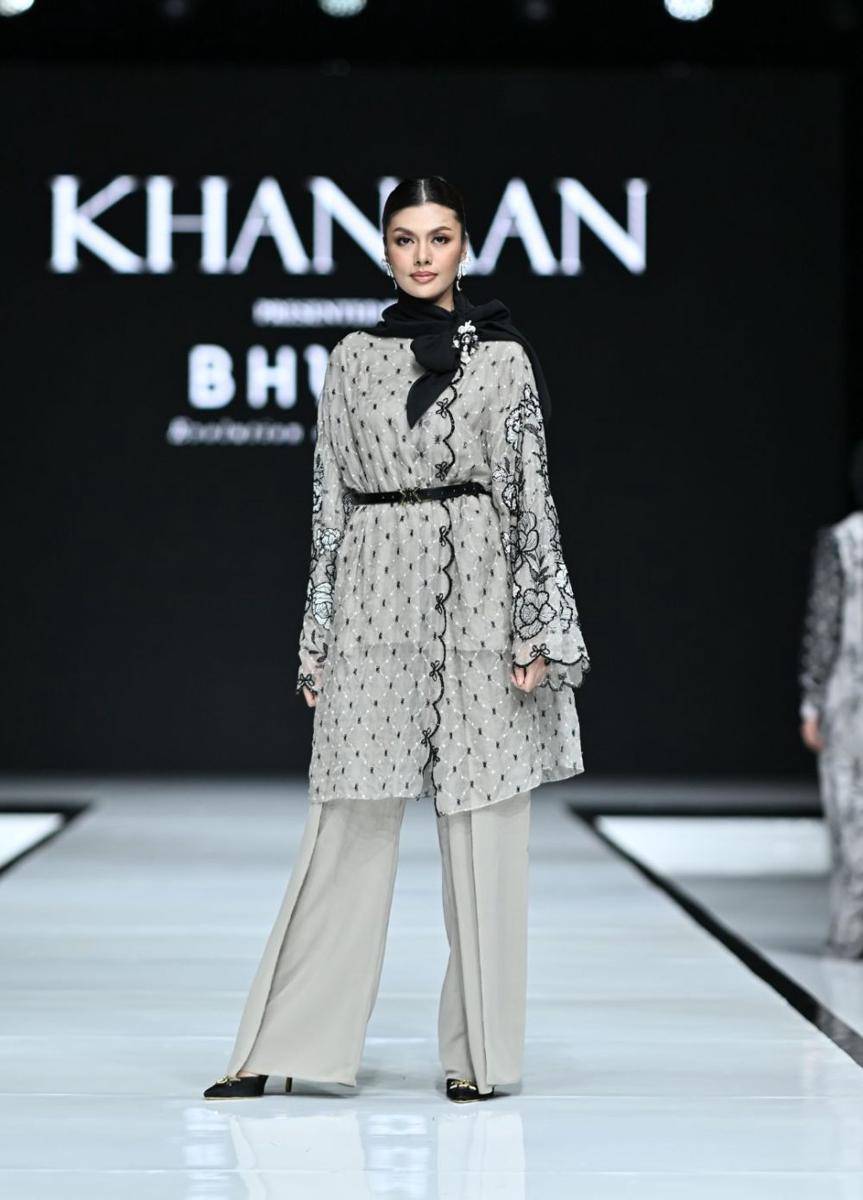Koleksi 'Atirah' dari KHANAAN dalam fashion show Garis Poetih Raya Festival 2025 pada Jumat (17/1/2025), di City Hall, Pondok Indah Mall 3, Jakarta Selatan. (dok. Garis Poetih)