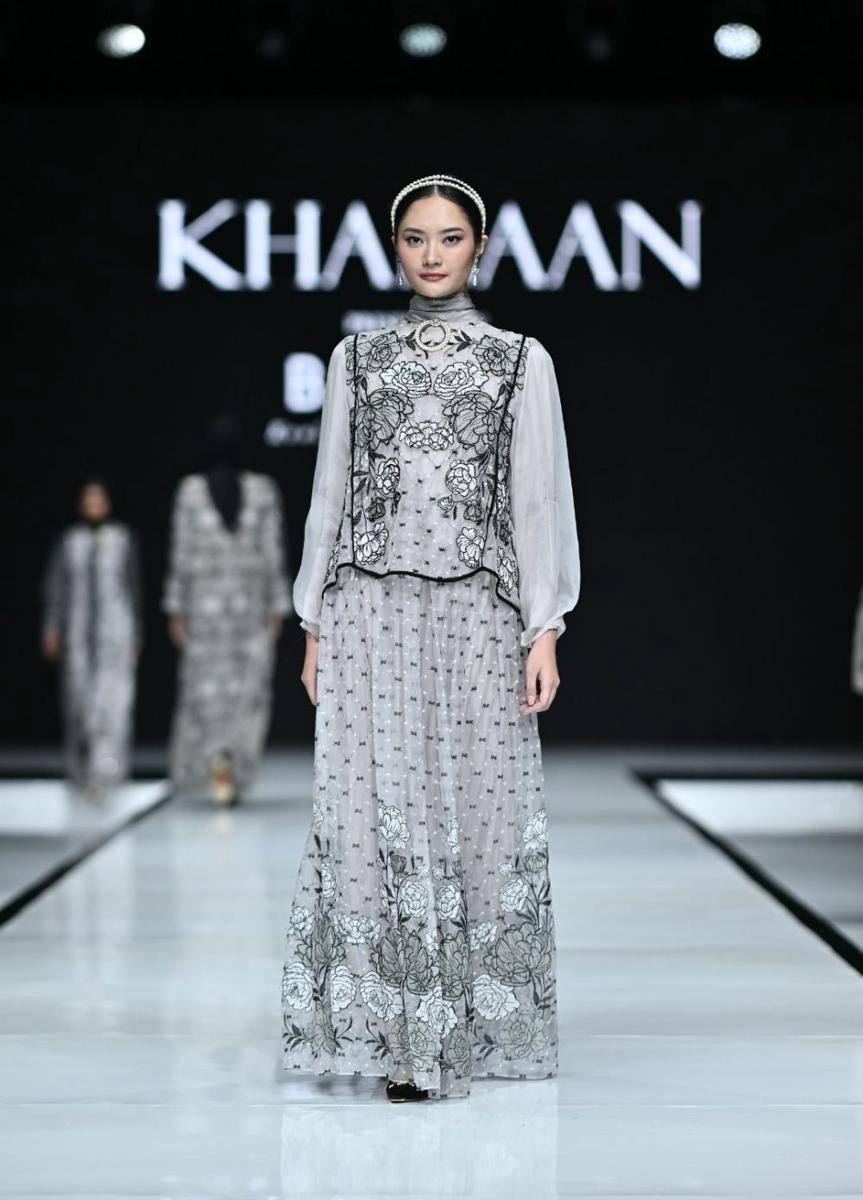 Koleksi 'Atirah' dari KHANAAN dalam fashion show Garis Poetih Raya Festival 2025 pada Jumat (17/1/2025), di City Hall, Pondok Indah Mall 3, Jakarta Selatan. (dok. Garis Poetih)
