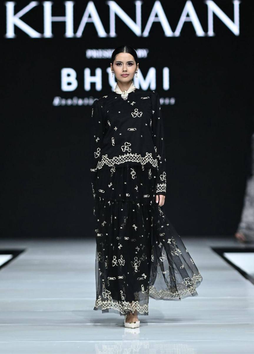 Koleksi 'Atirah' dari KHANAAN dalam fashion show Garis Poetih Raya Festival 2025 pada Jumat (17/1/2025), di City Hall, Pondok Indah Mall 3, Jakarta Selatan. (dok. Garis Poetih)