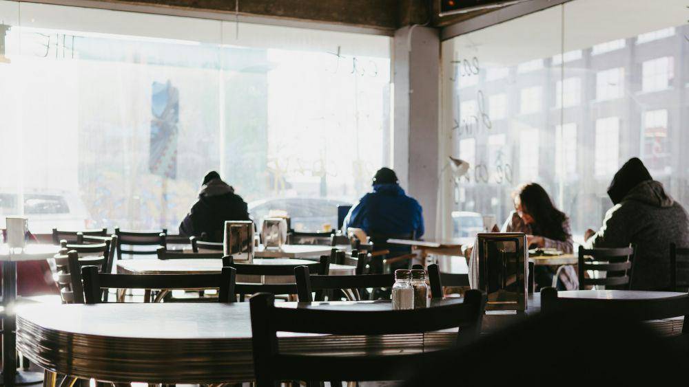 ilustrasi coffee shop untuk bersosialisasi dan bekerja (unsplash.com/Dylan Ferreira)