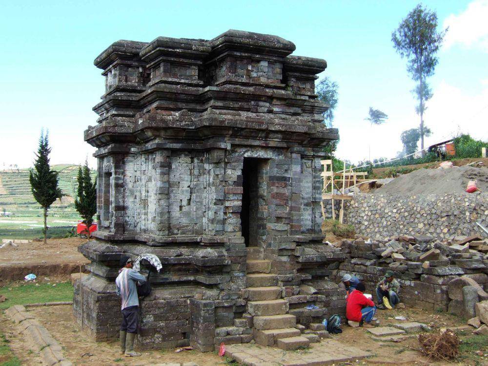 Candi Gatotkaca (https://id.wikipedia.org/)