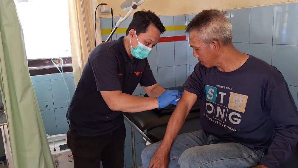 Maman Sumantri sopir truk semen saat dirawat di Puskesmas Kartoharjo Magetan. IDN Times/ Riyanto.