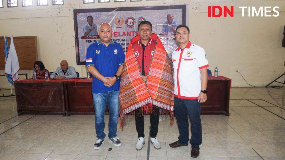 Ketum PJSI Sumut M Arief Fadhillah diulosi Ketum PJSI Toba David O Hutabarat dan Ketum KONI Toba Maradona Siregar (IDN Times/Doni Hermawan)
