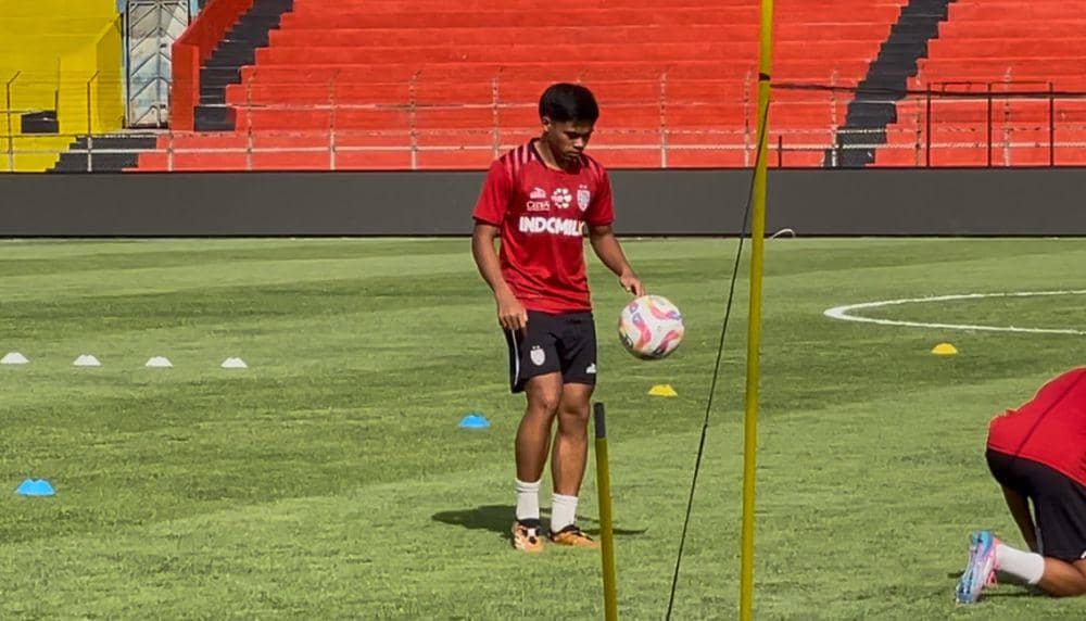 Pemain Bali United latihan di GOR H Agus Salim Padang (Foto: IDN Times/Halbert Caniago)