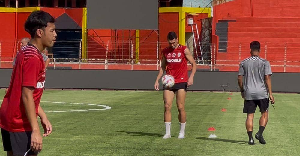Pemain Bali United latihan di GOR H Agus Salim Padang (Foto: IDN Times/Halbert Caniago)