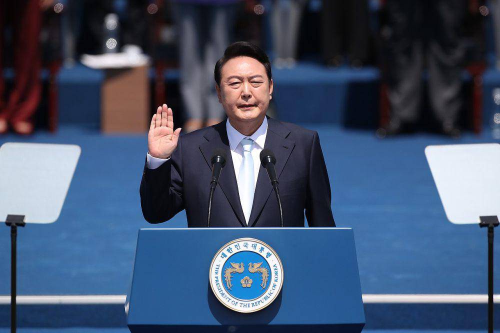 Yoon Suk Yeol saat disumpah sebagai Presiden Korea Selatan ke-20 pada 10 Mei 2022. (Korea.net / Korean Culture and Information Service (YANG DONG WOOK), KOREA The 20th President Inauguration Ceremony 571 (52062297122), CC BY-SA 2.0)