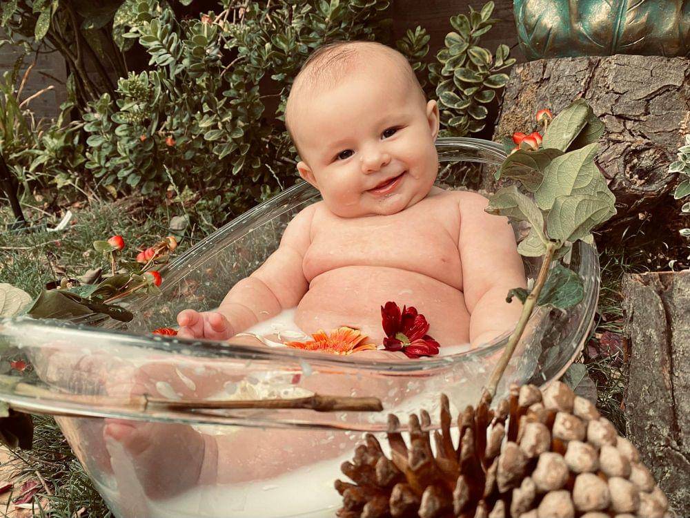 ilustrasi anak kecil mandi (pexels.com/Abbey Chapmen)