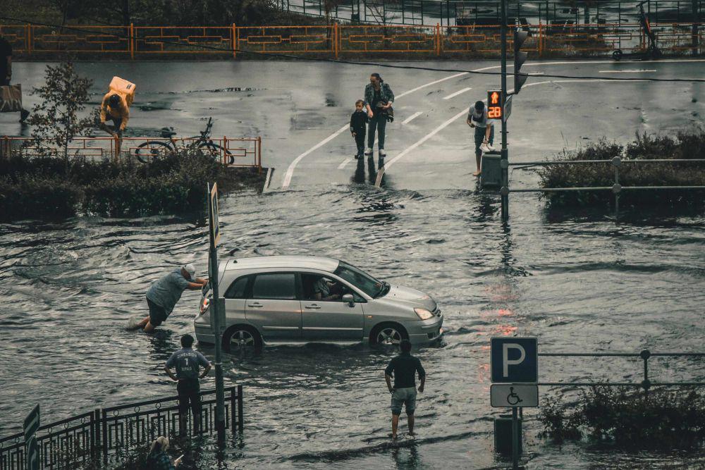 Hindari Kerusakan! 5 Tips Merawat Mobil Setelah Banjir