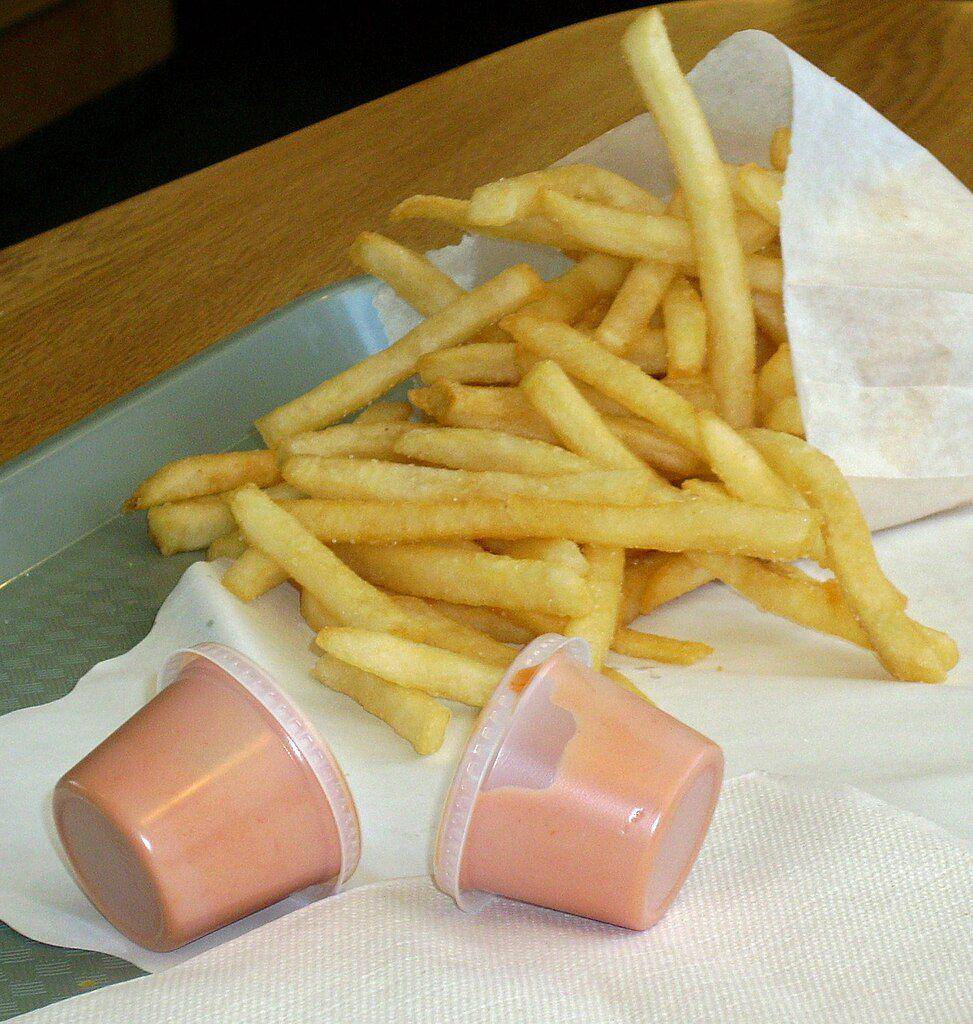 pink sauce (commons.wikimedia.org/Intothewoods29)