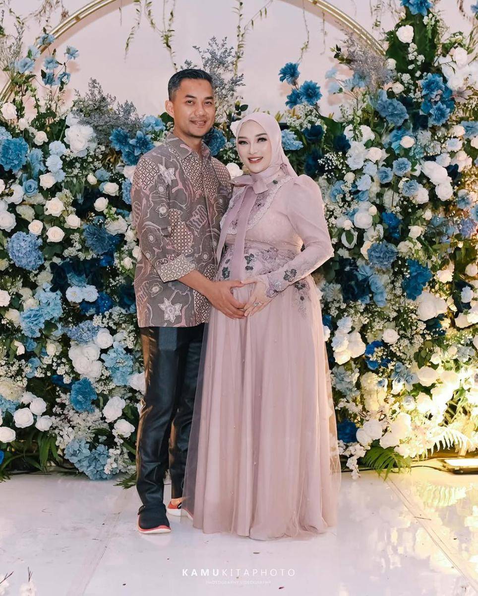 Tujuh bulanan kehamilan kedua Zaskia Gotik. (kamukitaphoto via Instagram.com/zaskia_gotix)