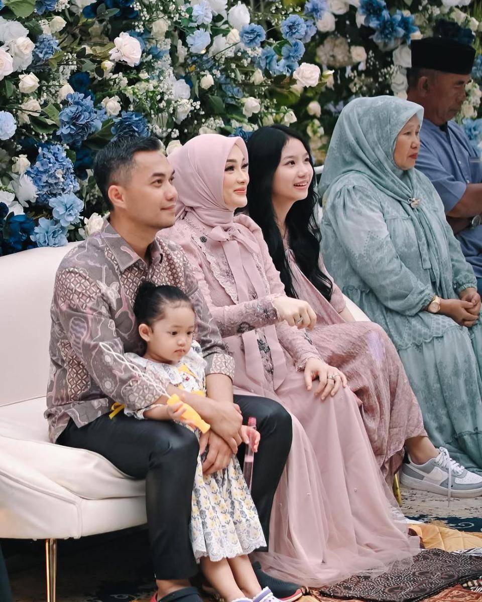 Tujuh bulanan kehamilan kedua Zaskia Gotik. (kamukitaphoto via Instagram.com/zaskia_gotix)