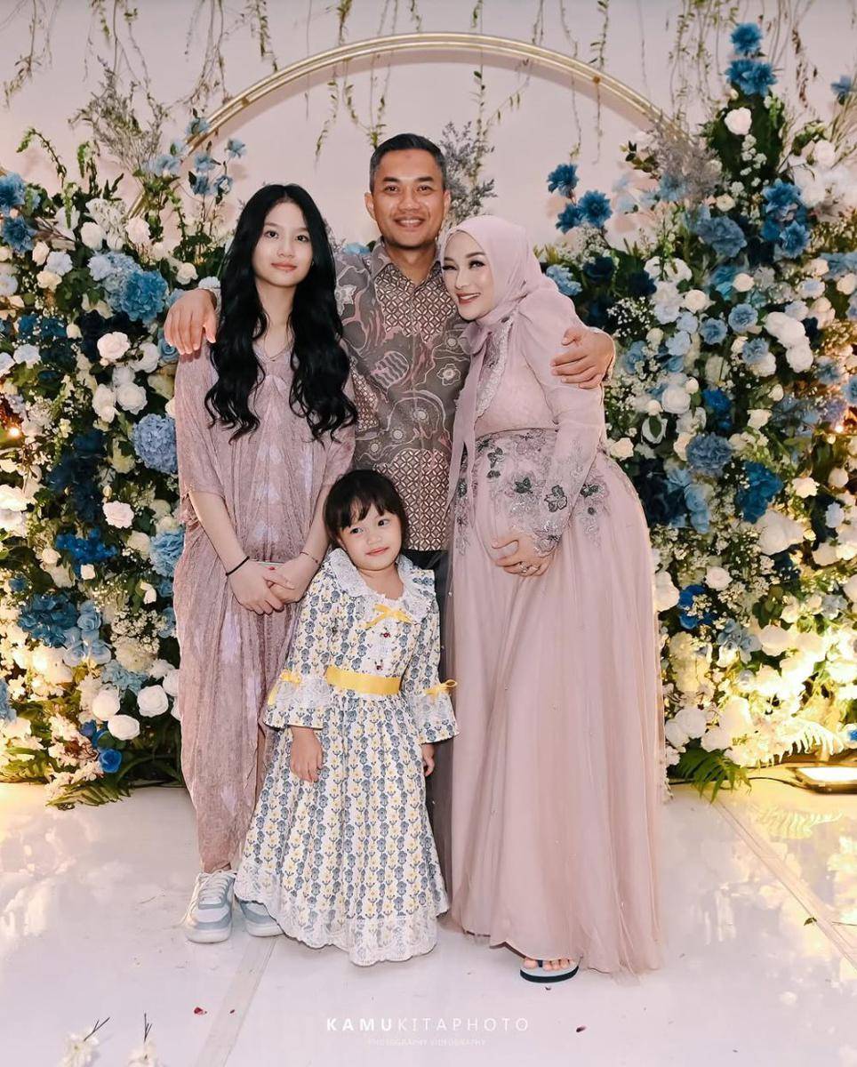 Tujuh bulanan kehamilan kedua Zaskia Gotik. (kamukitaphoto via Instagram.com/zaskia_gotix)