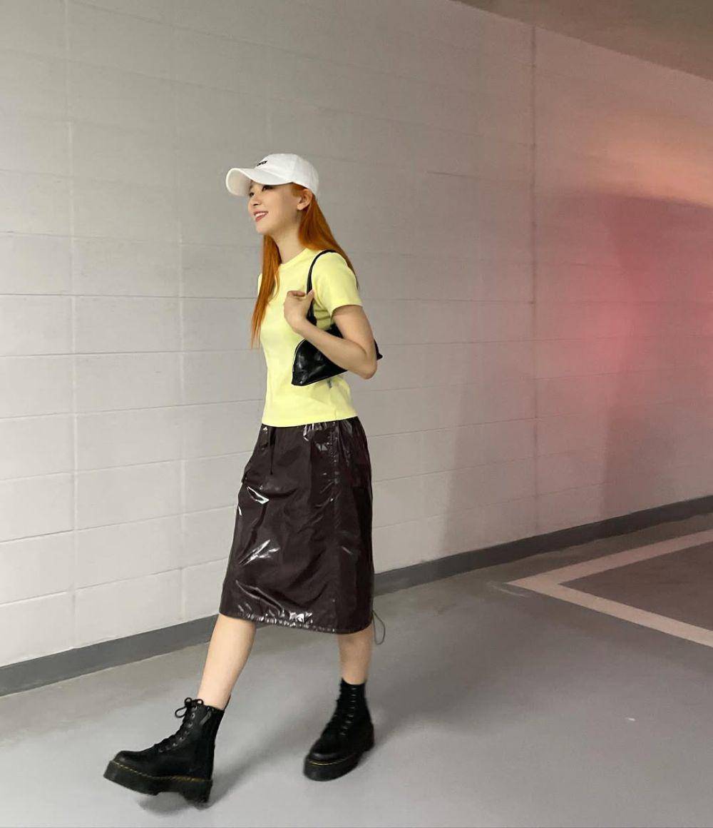 Seulgi memakai yellow t-shirt, leather skirt, dan boots (instagram.com/hi_sseulgi)
