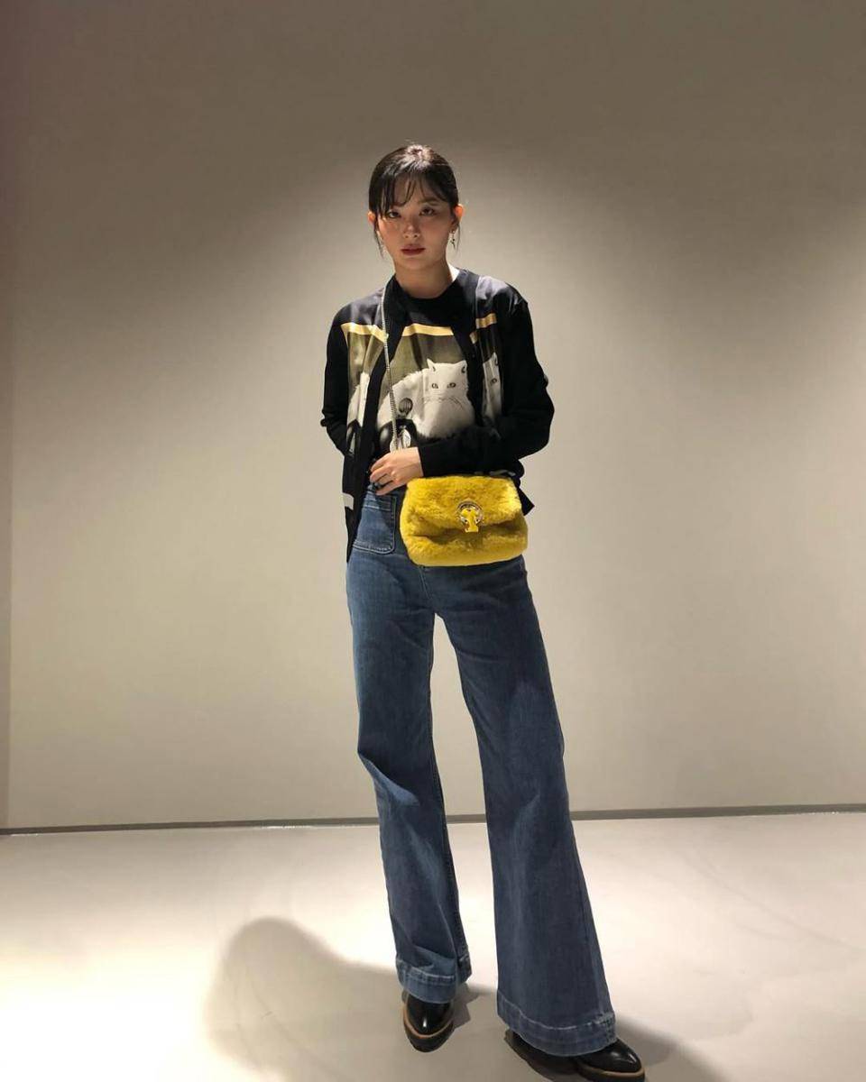 Seulgi memakai cardigan motif kucing dan flared jeans (instagram.com/hi_sseulgi)