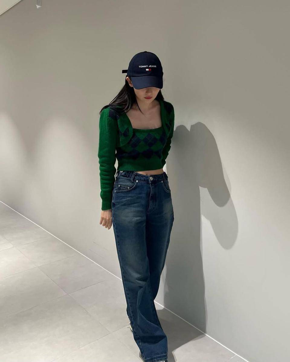 Seulgi memakai crop argyle cardigan, loose pants dan baseball cap (instagram.com/hi_sseulgi)