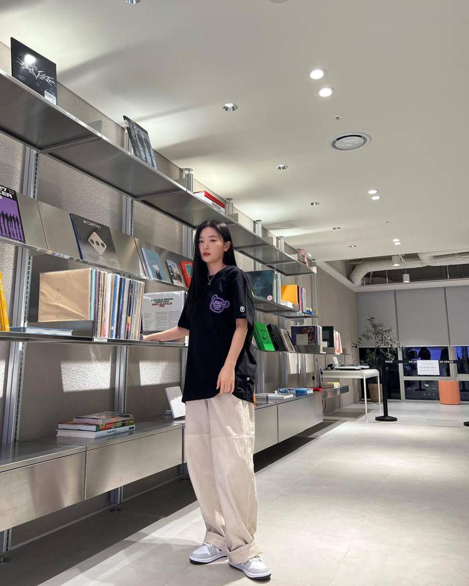 Seulgi memakai oversized t-shirt, baggy jeans (instagram.com/hi_sseulgi)