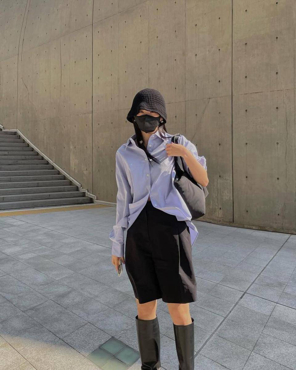 Seulgi memakai kemeja, trouser short dan boots (instagram.com/hi_sseulgi)