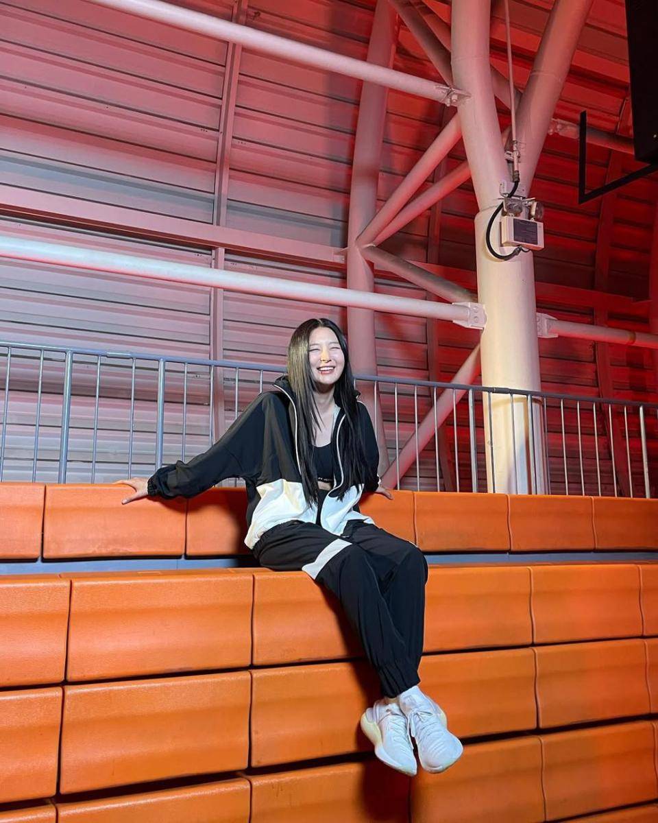 Seulgi memakai one set sportwear (instagram.com/hi_sseulgi)