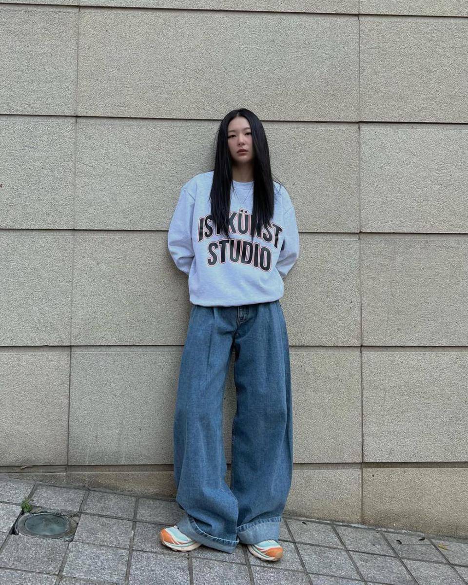 Seulgi memakai baggy jeans dan crewneck (instagram.com/hi_sseulgi)
