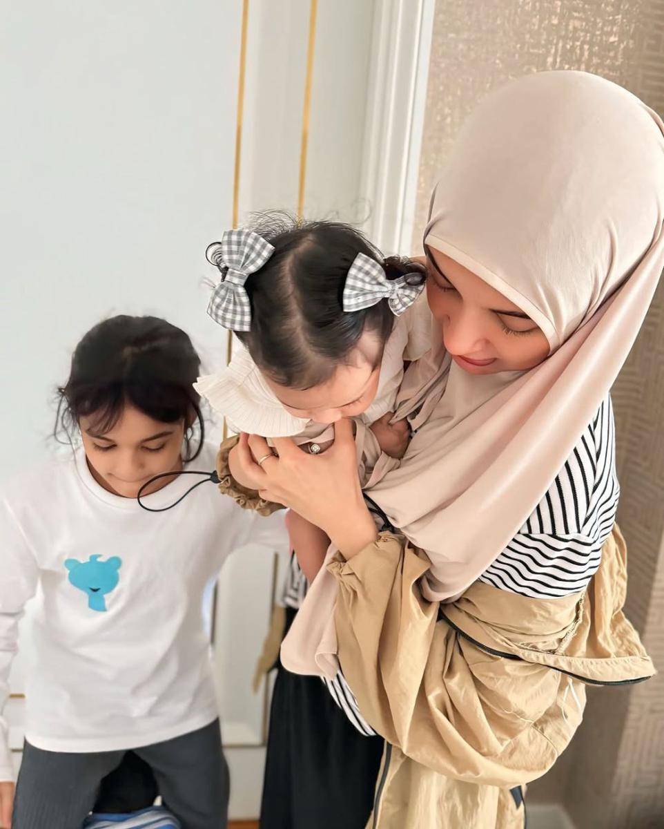 Keluarga Zaskia Sungkar dan Humaira (Instagram.com/zaskiasungkar15)
