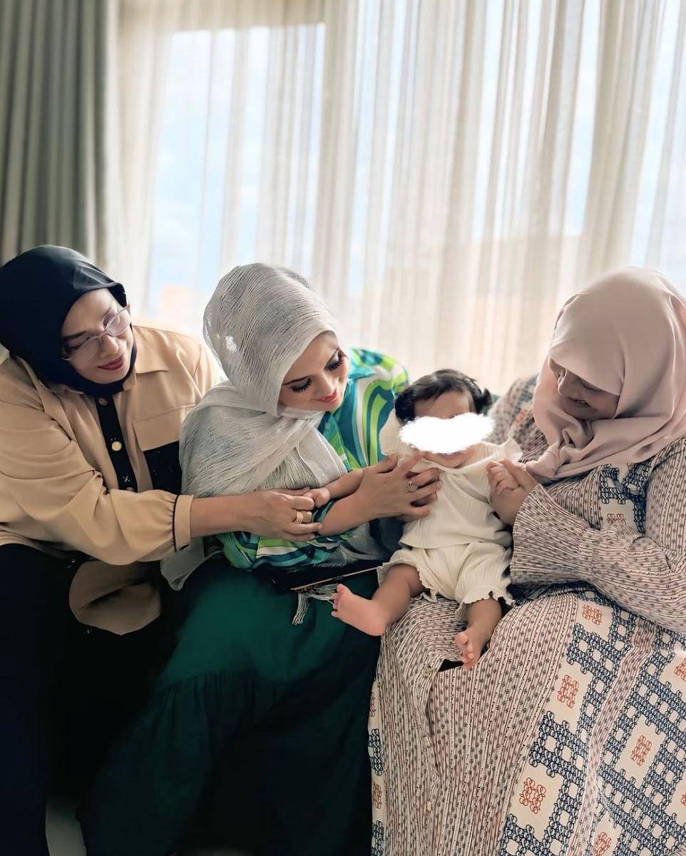 Keluarga Zaskia Sungkar dan Humaira (Instagram.com/zaskiasungkar15)