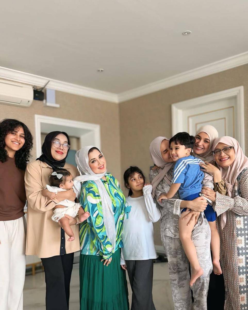 Keluarga Zaskia Sungkar dan Humaira (Instagram.com/zaskiasungkar15)