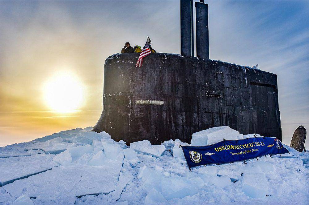 potret USS Connecticut (SSN-22) yang muncul di permukaan es di wilayah Arktik, Kutub Utara pada acara latihan bertajuk Ice Exercise (ICEX) 2020 (commons.wikimedia.org/Michael B Zingaro)
