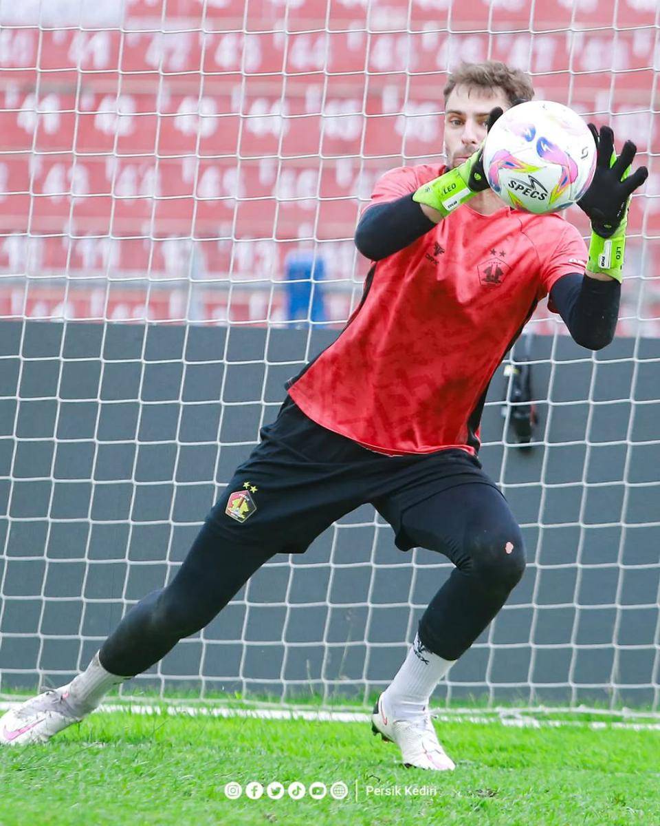 Kiper Persik Kediri, Leo Navacchio saat berlatih.instagram.com/persikfcofficial