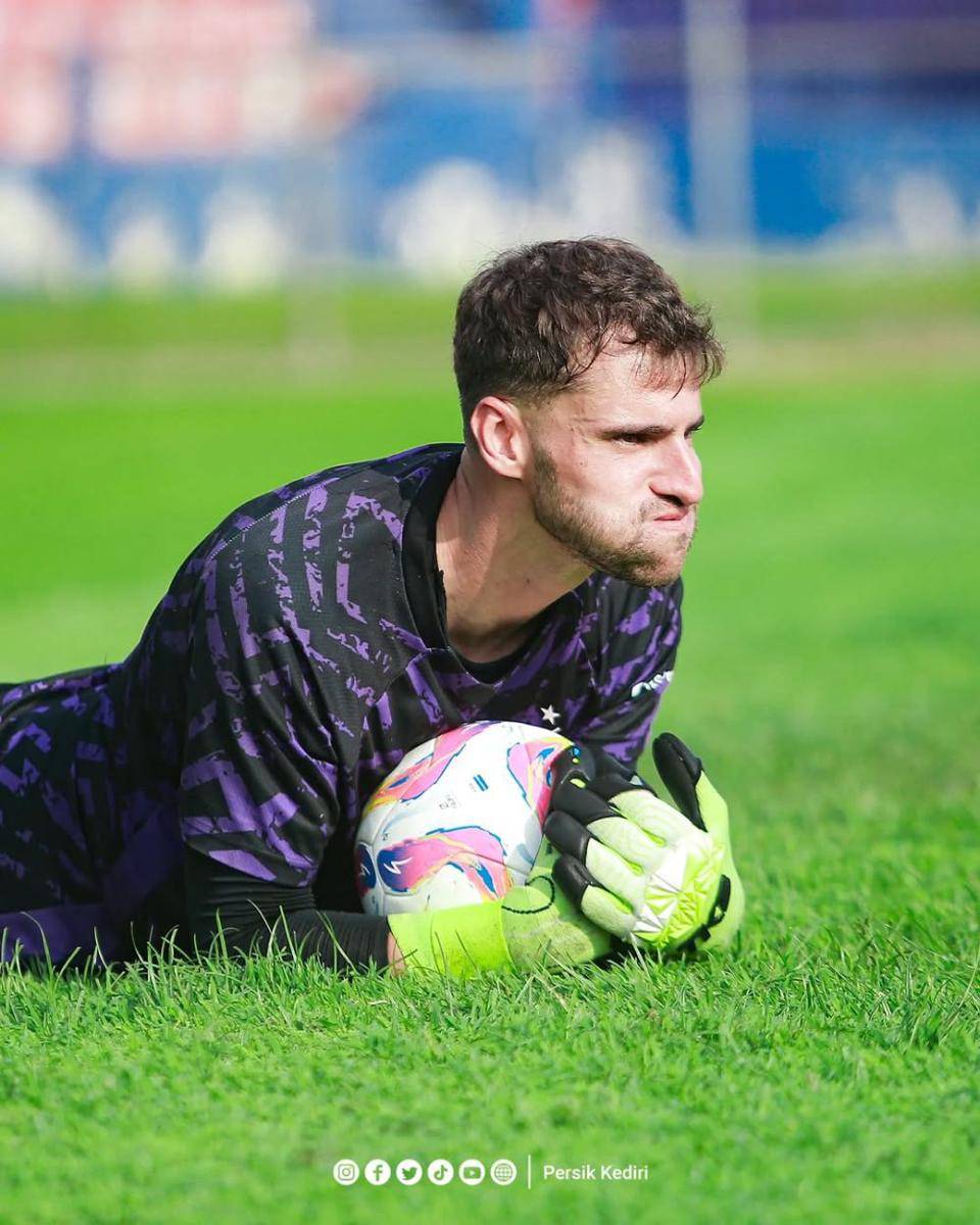 Kiper Persik Kediri, Leo Navacchio saat berlatih.instagram.com/persikfcofficial